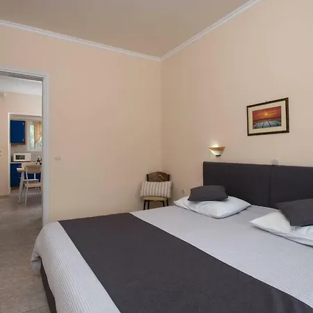 Georgia's Apartments, - Complex S Lantställe Ypsos